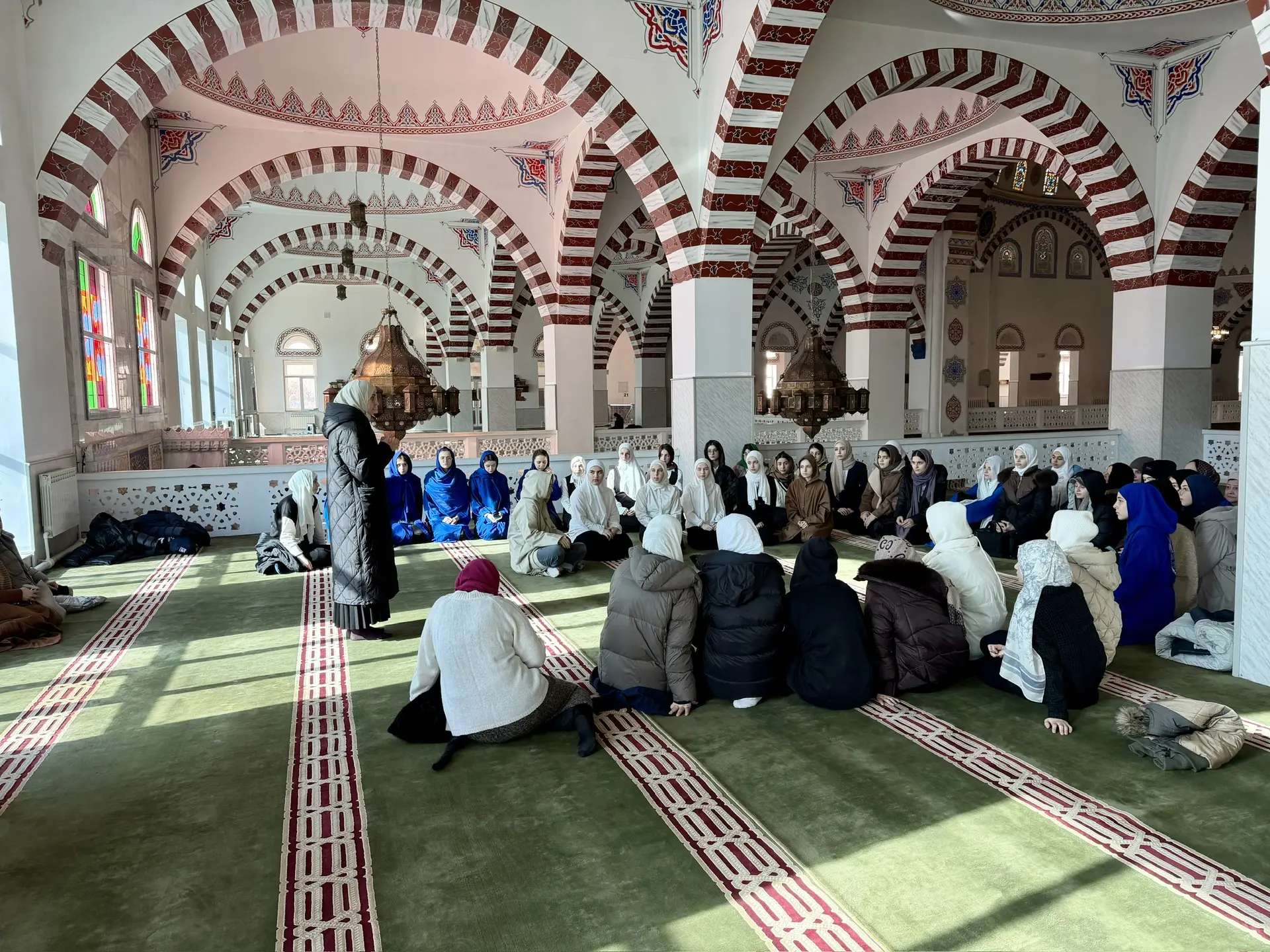 Диалог культур с юных лет: школьники Махачкалы посетили центральную Джума-мечеть и Свято-Успенский кафедральный собор дагестанской столицы